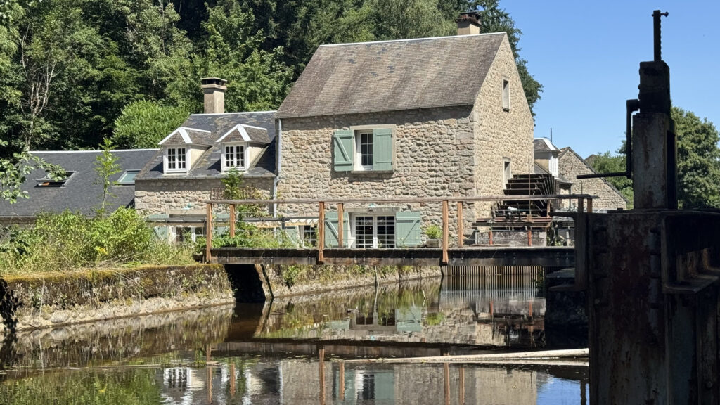 vue moulin depuis eau